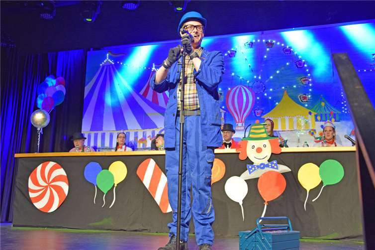 Handwerker Peters bei seinem Auftritt. Foto: Katharina Mehlis / Caritas Zentrum