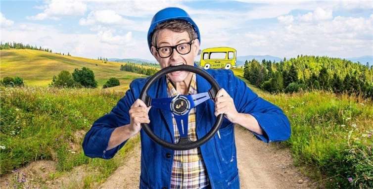 Handwerker Peters und seine Gäste werden eine Bustour der besonderen Art erleben.  Foto: Kay-Uwe Fischer