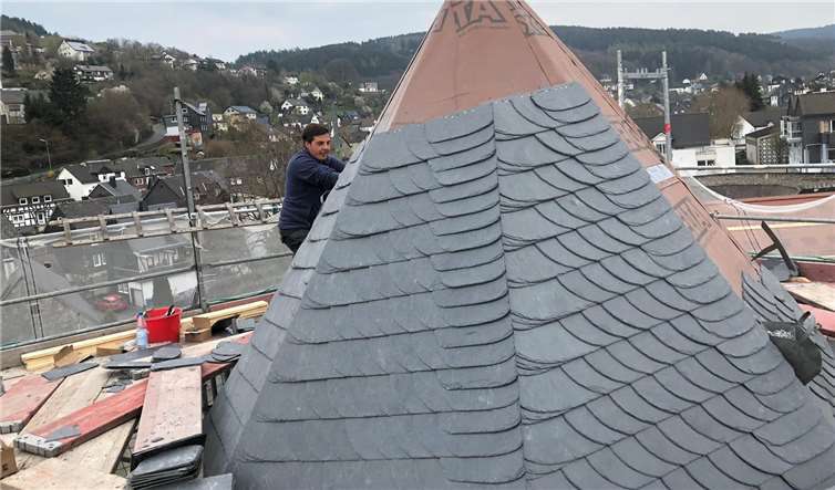 Handwerkliches Geschick ist gefragt beiAufträgen wie diesem. Foto: FRANZEN Dachtechnik GmbH