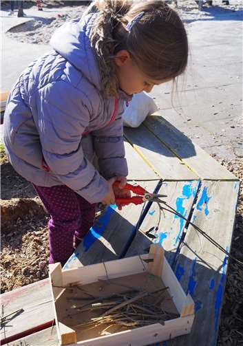 Handwerkliches Geschick war beim Bau des Insektenhotels gefragt.Quelle: Stadt Meckenheim