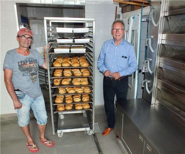Handwerksbäcker Dirk Müller im Austausch mit CDU-Bundestagsabgeordneten Erwin Rüddel.  Foto: Reinhard Vanderfuhr / Büro Rüddel