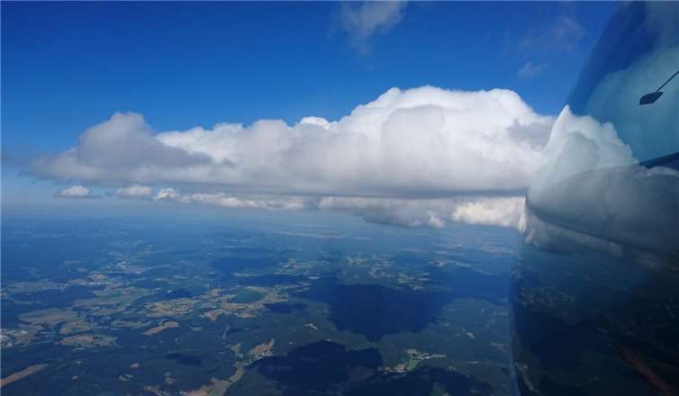 Handyperspektive aus dem Seitenfenster eines Segelflugzeugs auf das Sauerland.Dr. Jürgen Koch