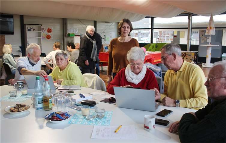 „Handytreff“ im Sinziger ASB-Zelt: Die Digitalbotschafter, im Bild Michael Lambert und Wolfgang Marx (2. v. l. und 2. v. r.) mit Gemeindeschwester Gerlinde Brenk (4. v. r.) helfen freundlich und kompetent beim Umgang mit digitalen Medien.  Foto: HG