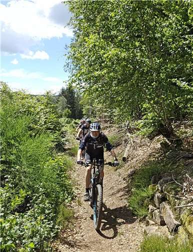 Hangabfahren in schwierigem Gelände wurde geübt.