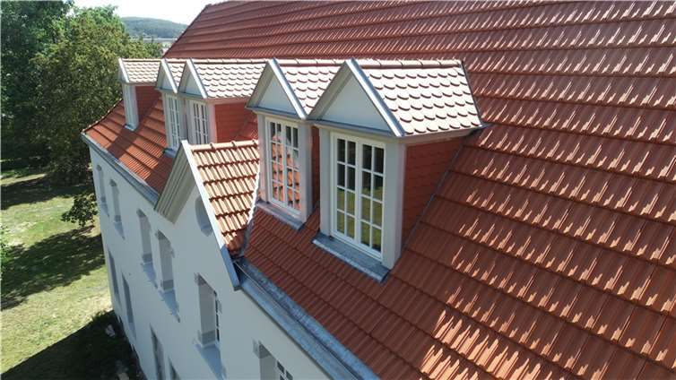 Hanisch Holzbau bietet die klassischen Leistungen: Zimmerei und Dachdecker.  Fotos: privat