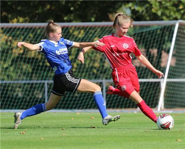 Hanna Happ (r.) sorgte mit einem direkt verwandelten Freistoß zum 2:0 für die Vorentscheidung. Foto: Guido Kölzer