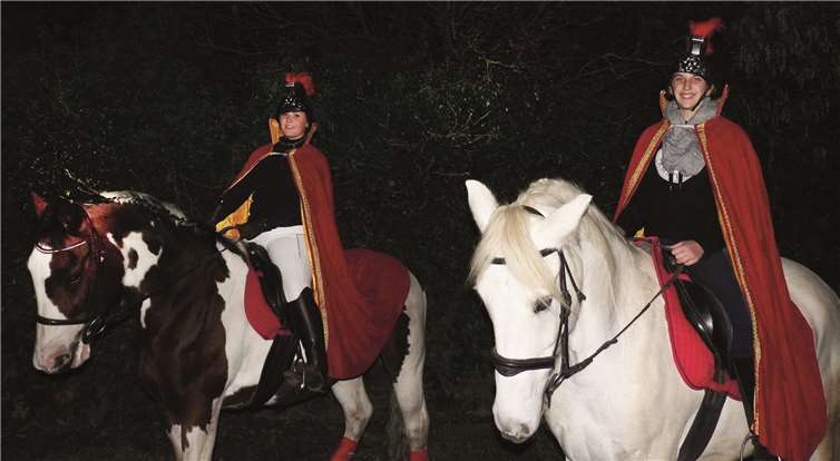 Hanna Krüger (r.) und Katharina Friedrich vom ReitervereinMendig waren in die Rolle des Heiligen geschlüpft.