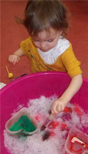 Hanna hatte viel Spaß mit dem Schnee.Foto: Kita Raubach