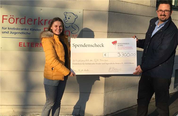 Hannah Braun (li.) übergab in Vertretung ihrer Mitschüler den Spendenscheck an Geschäftsführer Hennemann. Foto: Förderkreis Bonn e.V.
