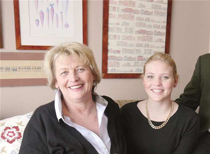 Hannah Dressel (Mitte) freut sich auf ihre Ausbildung zur Schneiderin. Dass sie nach langem Zögern doch noch ihren Traumberuf gefunden hat, verdankt sie nicht zuletzt ihren Eltern Monika und Hartmut.  Privat