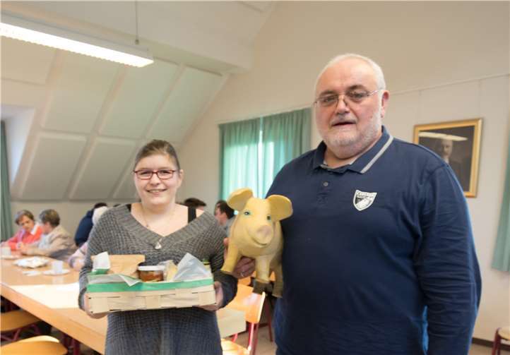 Hannah Frings hatte das genaueste Gebot abgegeben und erhielt von Peter Linke einen Präsentkorb.Foto: CEW