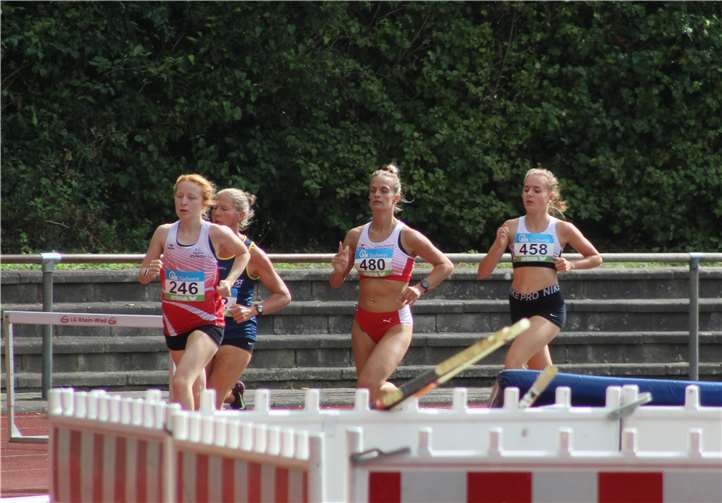 Hannah Geisen (246) und Christine Zeni (480) im 3000m Lauf auf der Neuwieder Bahn.Foto: Privat