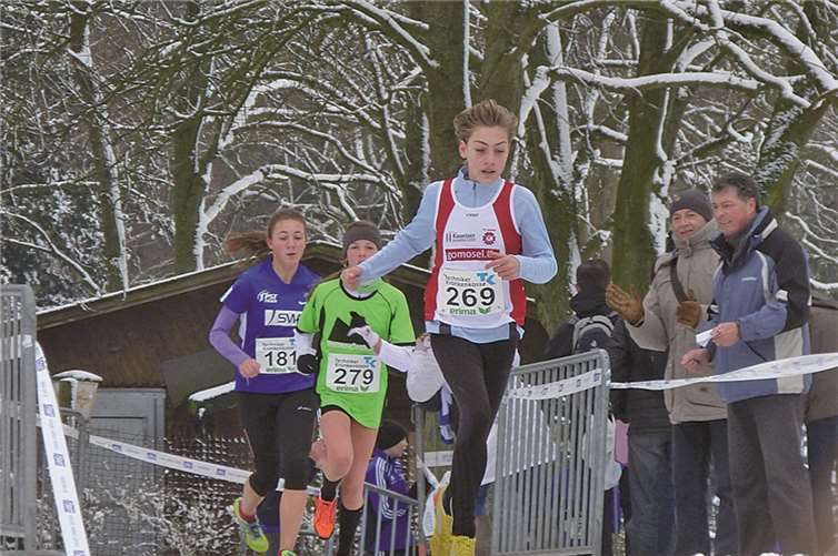 Hannah Görgen vor Nele Mönnig (279) vom VfB Linz und Aranka Alten (181) vom PSV Trier.