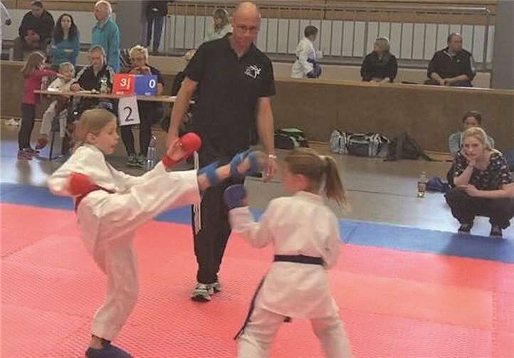 Hannah Hoheisel (links) gegen Leonie Wirth (rechts) mit Fußtechnik zum Kopf. Privat