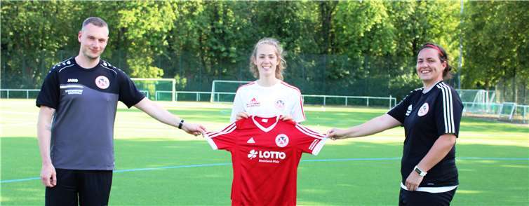 Hannah Kray (Mitte) wird in der kommenden Spielzeit im Team von Anne-Kathrine Kremer (r.) und Sebastian Decker (l.) in der Regionalliga Südwest spielen.Quelle: SC 13 Bad Neuenahr