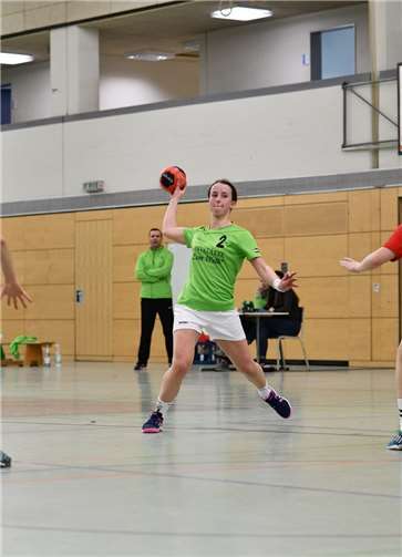 Hannah Lemmer von Grün-Weiß Mendig am Ball.Anke Bous