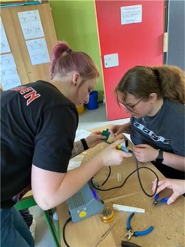Hannah Lewentz vom MINT Mobil mit Lena W. beim Löten.