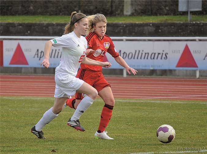 Hannah Lorbach (weiß) sorgte mit ihrem Tor für einen verdienten Punkt.Norbert J. Becker
