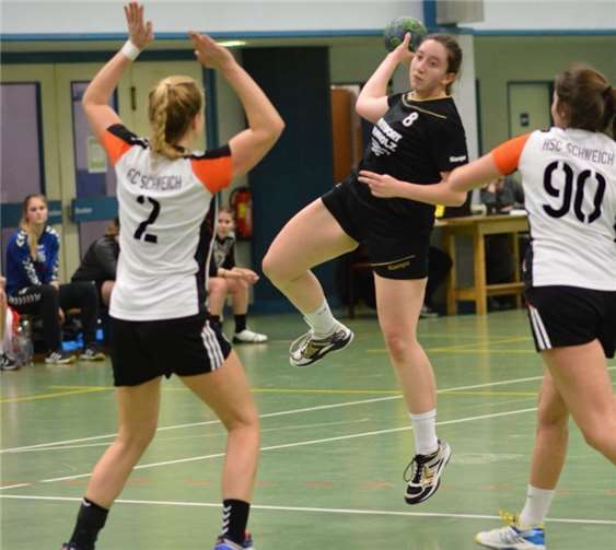 Hannah Montermann (schwarzes Trikot) zeigte beim Pokalspiel eine starke Leistung und steuerte sieben Tore zum Weiberner Sieg bei.Anke Bous