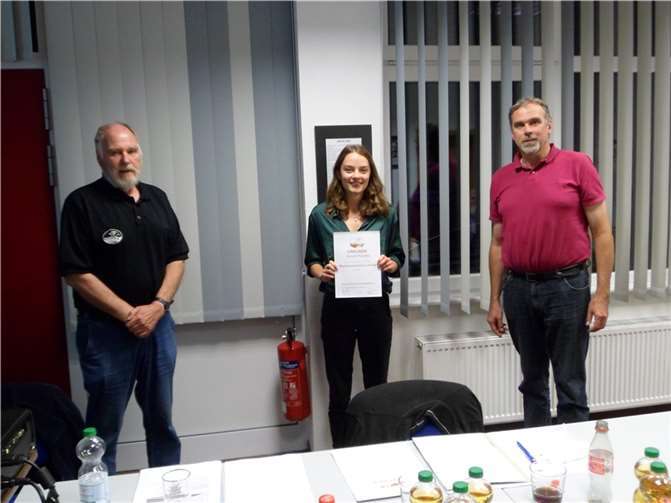 Hannah Pluschke konnte das Mitgliedsehrenabzeichen in Bronze entgegennehmen. Foto: privat