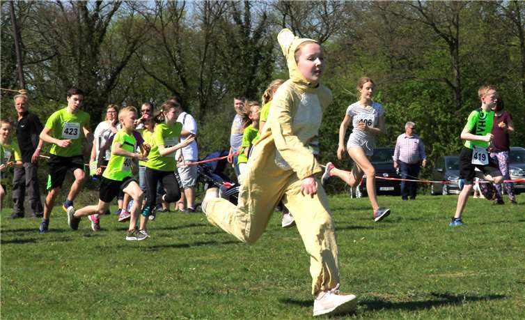 Hannah Richarz war in diesem Jahr erneut der Osterhase. Fotos: Rudolf Weichsel