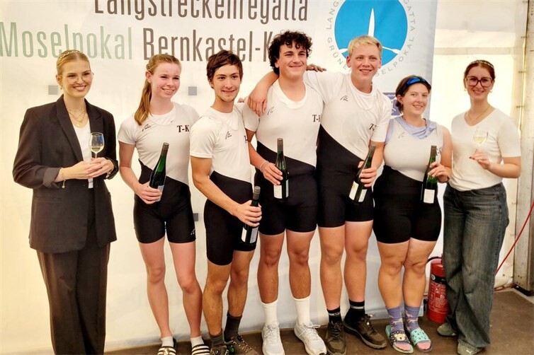 Hannah Schenk(2.v.l.) und Moritz Wich-Glasen (5.v.l.)  gewinnen die Einerrennen U19 und waren auch mit Steuermann Simon Wöhl, Theo Arntz und Neele Riehl (3., 4., 6.v.l.) im Mixed-Vierer erfolgreich.