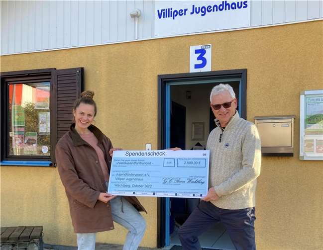 Hannah Wirfs vom Jugendhaus Villip freut sich über die Spende vom Golfclub Bonn-Bad Godesberg in Wachtberg e.V..  Foto: Gemeinde Wachtberg