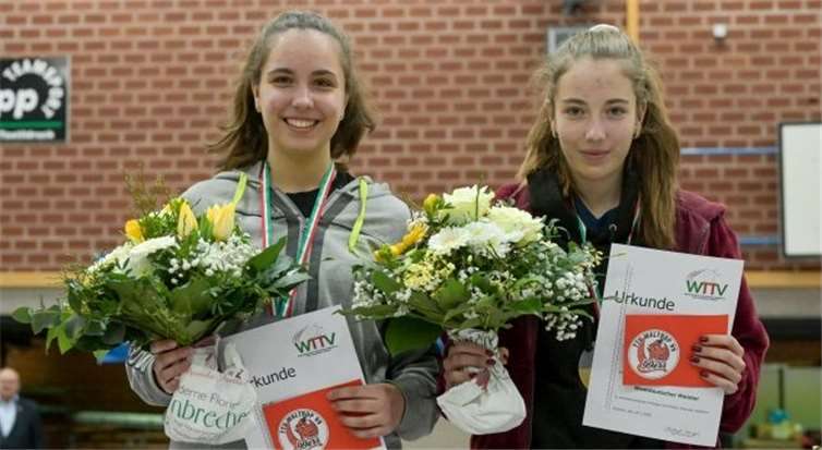 Hannah (links) und Charlotte Schönau mit ihren Siegerurkunden. Foto: privat