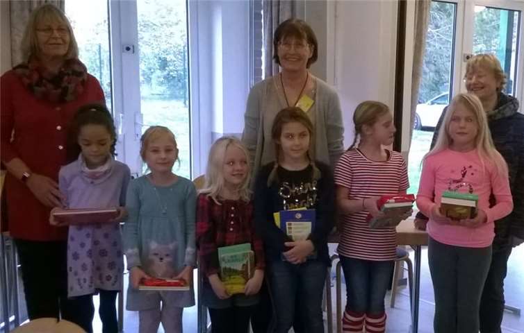 Hanne Kierleis, Büchereileiterin Käthe Langer und Alexandria Schiebener (von links) freuen sich mit den jungen Preisträgerinnen des Vorlesewettbewerbs.privat