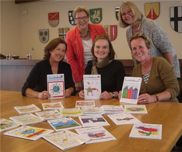 Hanne Lippold, Petra Kalkbrenner, Hanna Albers (Archiv, Gemeinde Swisttal), Hanne Kirleis (Schulleiterin der Swistbachschule; hinten) und Alice von Scherenberg mit den Swistolino-Ausgaben (v.l.). Privat