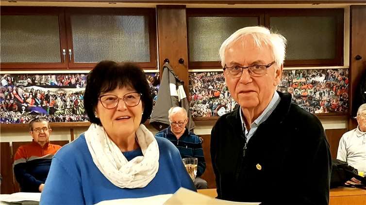 Hanne Rausch dankte Chorleiter Gottfried Thelen für ein wohl einzigartiges Engagement für die Cäcilia und überreichte ein Dankes-Schreiben des Bischofs sowie die Ehrenbrosche mit Goldkranz und Jahreszahl