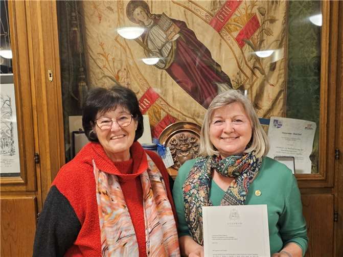 Hanne Rausch (l.) überreichte Rosel Conrad ein persönliches Dankes-Schreiben unseres Bischofs Stephan für 60 Jahre aktive Mitgliedschaft im Chor sowie die Ehrenbrosche mit Goldkranz und Jahreszahl. Quelle: Kirchenchor „Cäcilia“ Oberfell