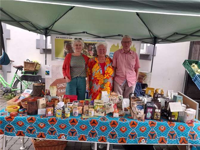 Hanneke Speekenbrink, Claudia Thelen und Rudi Kirwald am Fairtrade-Stand.  Foto: Monika Mombauer