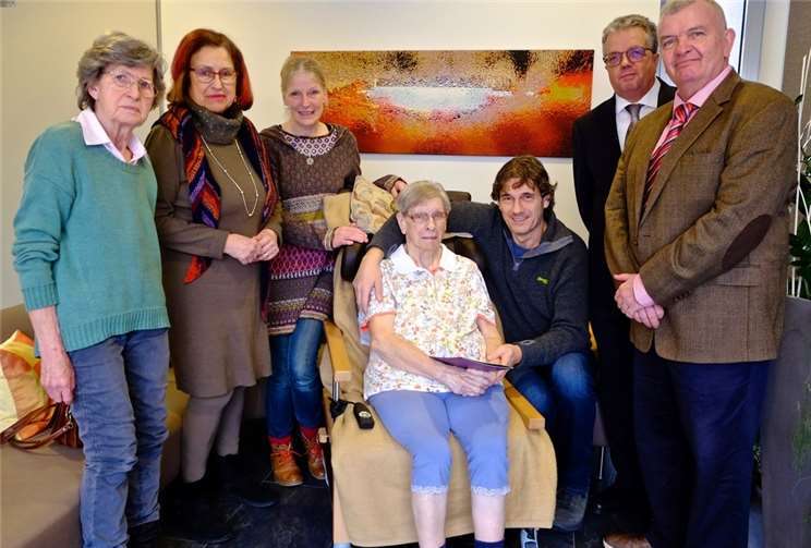 Hannelore Danz (Mitte) erhielt das Goldene Kronenkreuz durch Dr. Wilfried Glabach (von links) und Joachim Trauthig. Foto: privat