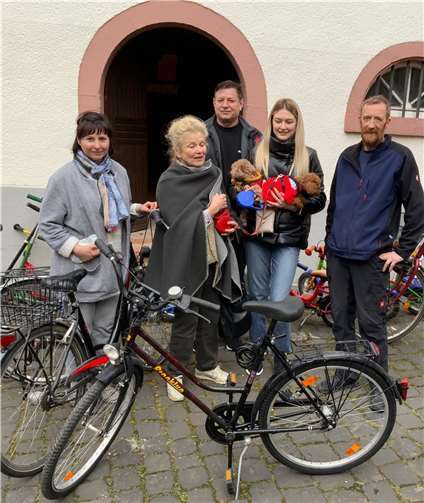 Hannelore Kunert (2.v.l.) undRainer Welches,Ortsbürgermeister (re.) hießen eineukrainische Familie willkommen.Foto: privat