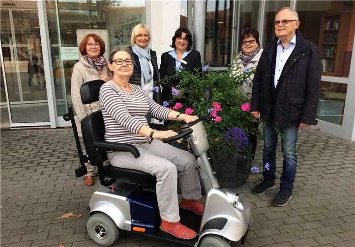 Hannelore Löhr testete den neuen Scooter im Beisein des Vorstandes des Fördervereins gleich aus. Das Foto zeigt v.l.n.r. die Vorstandsmitglieder Ursula Dillschnitter, Anneliese Keßler, Mechtilde Neuendorff (Einrichtungsleitung), Brigitte Groß und Werner Johann Keßler.privat