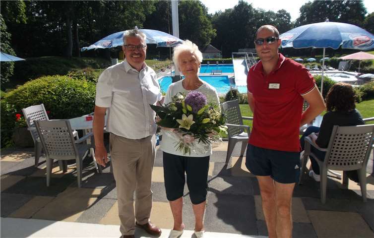 Hannelore Röser, den Mendigern auch eher bekannt als Hanne, ist 10.000 Badegast in diesem Jahr. Gemeinsam freut sie sich mit Stadtbürgermeister Hans-Peter Ammel und Schwimmmeister Martin Hilger. Stadt Mendig