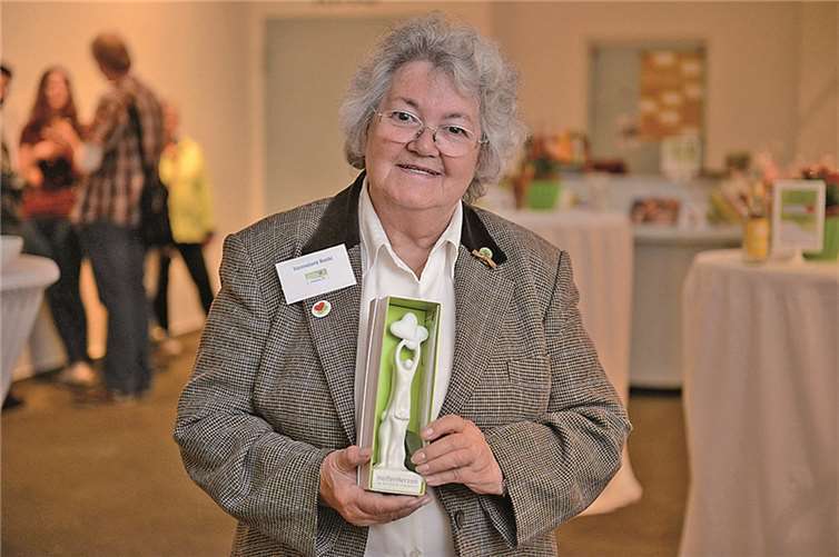 Hannelore Roski, Betreuernin von an Multipler Sklerose erkrankten Menschen aus Meckenheim mit ihrem Preis.