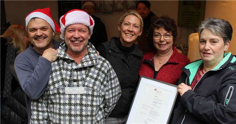 Hannelore van Loenen (rechts) übergab die Urkunde an Thomas Metzinger, Menno und Pia van den Brekel sowie Martina Metzinger (v.l.).Foto: WITE