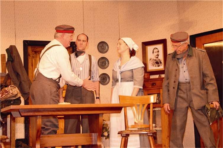 Hannes (Hans-Rudof Schlich), Gerd (Guido Kirst), Marie (Julia Suchatzki) und Freddy (Alfred Löhning) sorgen für beste Stimmung beim „Etappenhasen“.AND