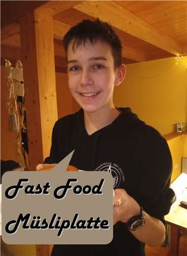 Hannes Meid von der Realschule Calvarienberg belegte mit seiner „Fast-Food-Müsliplatte“ den dritten Platz bei Schüler experimentieren.Foto: privat