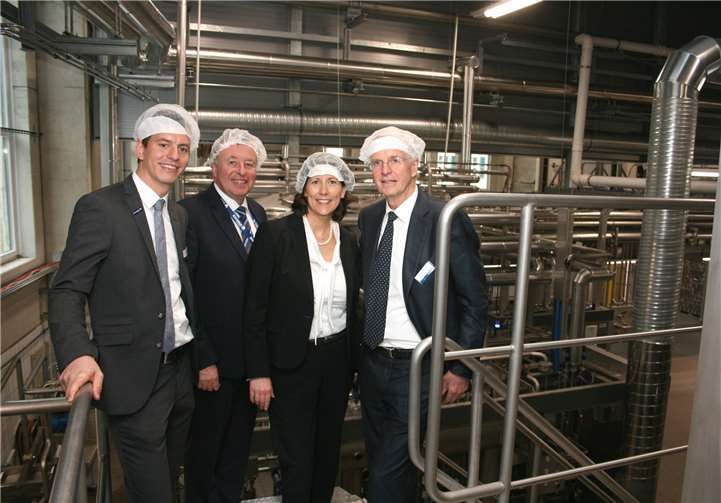 Hannes Tack (1.v.li.) und Dr. Karl Tack (1.v.re.) erklärten Staatssekretärin Daniela Schmitt und Landrat Dr. Jürgen Pföhler die neue Dosen-Abfüllanlage. WK