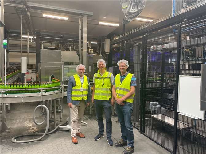 Hannes Tack (Mitte) führte SGD-Nord-Präsident Wolfgang Treis (links) und den zuständigen Fachbetreuer der Gewerbeaufsicht Peter Paul Salz (rechts) durch den Betrieb. Foto: SGD Nord