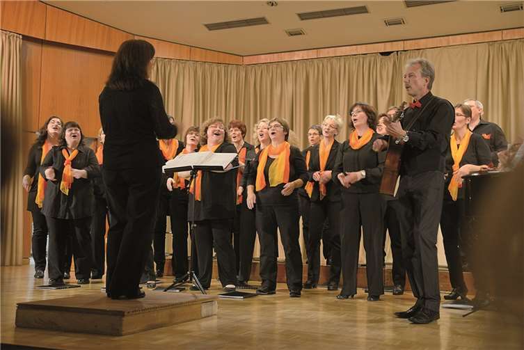 Hanni Küpper, die Dirigentin, führt den Chor durch wechselnde Tonhöhen, Dynamik und Tempi.