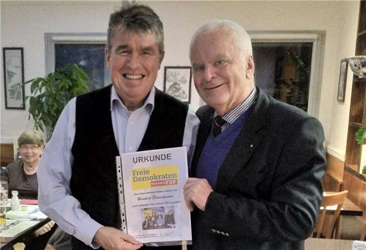 Hanns-Erwin Muermann (re.) überreichte die Ehrung an Heribert Brauckmann. privat