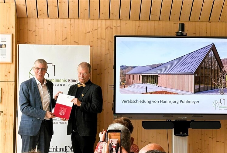 Hannsjörg Pohlmeyer (re.) wird von Staatssekretär Dr. Erwin Manz aus dem aktiven Dienst verabschiedet.