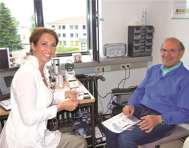 Hans-Albert Faber hat beim CI-TÜV alle Angebote wahrgenommen. Hier sehen wir ihn bei dem TÜV-Angebot „Reinigung und Pflege“ zusammen mit der CI-Akustikerin Eva Keil-Becker. privat