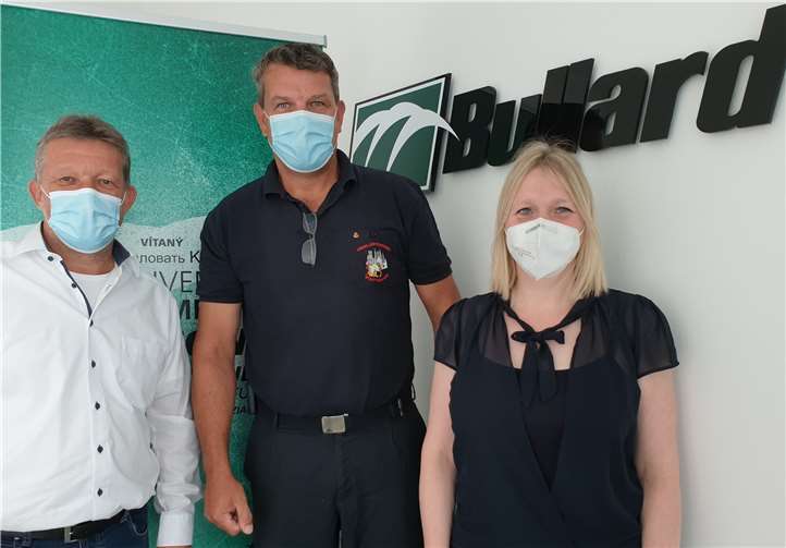 Hans Alfter, Geschäftsführer Bullard GmbH; Alexander Krahe, Hauptbrandmeister und Vorsitzender Kreisfeuerwehrverband Ahrweiler e.V; Tanja Kenny, Marketing & Kommunikation Manager Bullard GmbH (vli.n.re.). Foto: privat