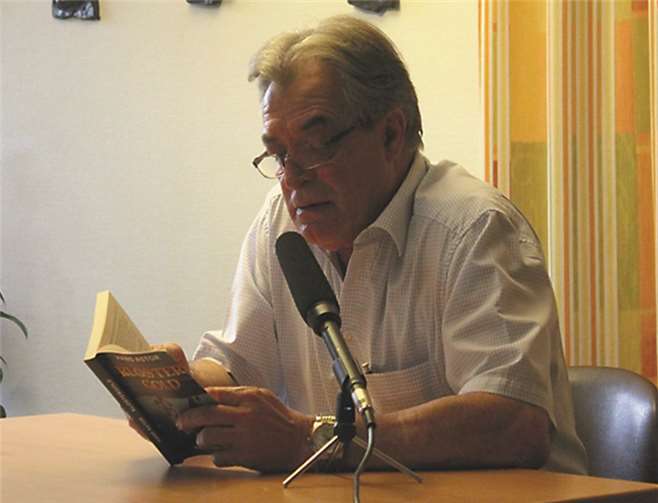 Hans Astor liest aus dem Roman Klostergold. privat