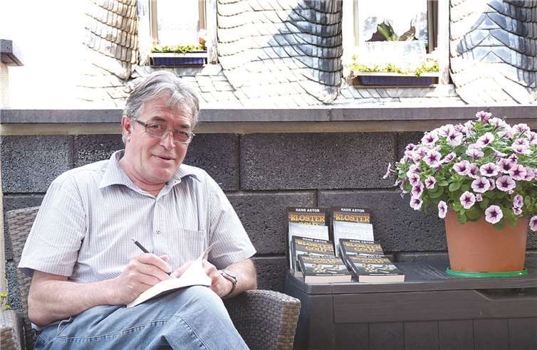 Hans Astor signiert seinen neuen Eifelkrimi „Klostergold.“SF